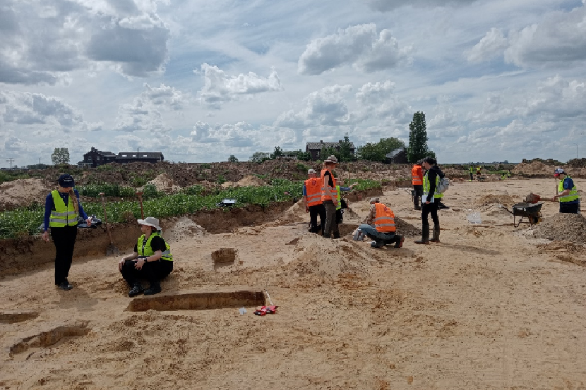 Studenten van de Universiteit Leiden en de Inspectie in het veld in Oss